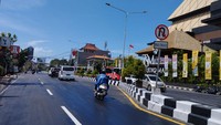 Jalan Imam Bonjol tepatnya di depan Trans Studio Mall (TSM), yang biasanya padat di hari kerja terlihat lengang. Foto: Nuranda Indrajaya/detikBali