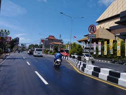 Jalan Imam Bonjol tepatnya di depan Trans Studio Mall (TSM), yang biasanya padat di hari kerja terlihat lengang. Foto: Nuranda Indrajaya/detikBali