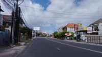 Jalan protokol utama Denpasar, Gatot Subroto (Gatsu), terpantau sepi dan hanya sedikit sekali yang melintas. Foto: Nuranda Indrajaya/detikBali