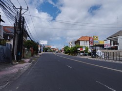 Jalan protokol utama Denpasar, Gatot Subroto (Gatsu), terpantau sepi dan hanya sedikit sekali yang melintas. Foto: Nuranda Indrajaya/detikBali