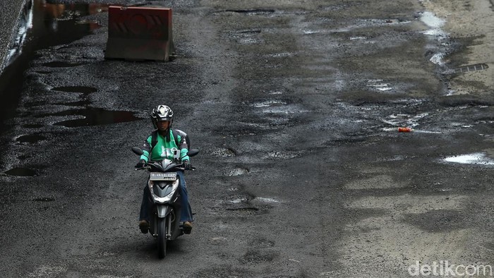 Pengendara melintas di jalan H.R Rasuna Said, Jakarta, Rabu (4/1/2023). Jalan di kawasan ini kembali rusak dan mengancam keselamatan pengendara.