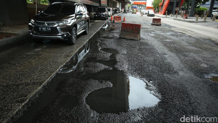 Jalan Rasuna Said Kembali Rusak Pengendara melintas di jalan H.R Rasuna Said, Jakarta, Rabu (4/1/2023). Jalan di kawasan ini kembali rusak dan mengancam keselamatan pengendara.