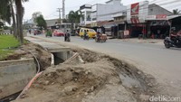 Pantauan detikSumut, Rabu (4/1) sekitar pukul 14.40 WIB di lokasi kecelakaan, masih terlihat bercak darah B menempel di aspal. B terjatuh di lokasi tanah yang berlumpur di jalan itu. (Goklas/detikSumut)