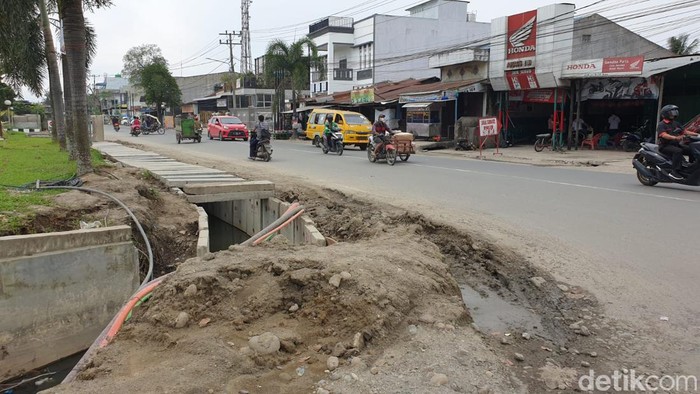Jalan rusak di Medan