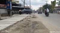 Ada pun kondisi udara di lokasi teramat berdebu. Sehungga menganggu pernapasan dan mata pengendara yang melintasi jalan. Ditambah lagi beberapa kali truk lalu lalang melintas. (Goklas/detikSumut)