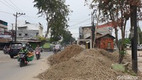 Di pinggir jalan sebelah kiri bila melintas dari Jalan Panglima Denai ke arah Jalan Menteng VII, tepatnya di simpang tiga, juga ada tanah bekas galian proyek drainase yang belum selesai bercampur bahan material tergeletak berbentuk bukit.  (Goklas/detikSumut)