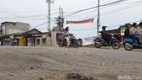 Lokasi jalan rusak ini berada di  Jalan Menteng VII, Kecamatan Medan Denai, Kota Medan. Kecelakaan B itu sendiri berlangsung Selasa (3/1) kemarin. (Goklas/detikSumut)