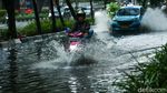 Jalanan di Kebayoran Lama Tergenang Imbas Hujan Deras
