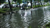 Air yang menggenangi jalanan tersebut setinggi 30-60 cm.