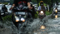 Drainase yang buruk memperlambat surutnya genangan.