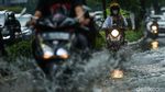 Jalanan di Kebayoran Lama Tergenang Imbas Hujan Deras