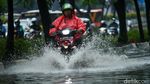 Jalanan di Kebayoran Lama Tergenang Imbas Hujan Deras