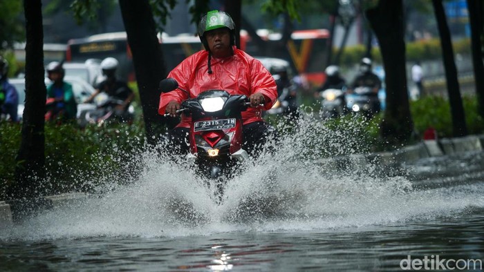 Pengendara nekat melawan air di jalan Sultan Iskandar Muda, Kebayoran Lama, Jakarta, Rabu (4/1/2023).