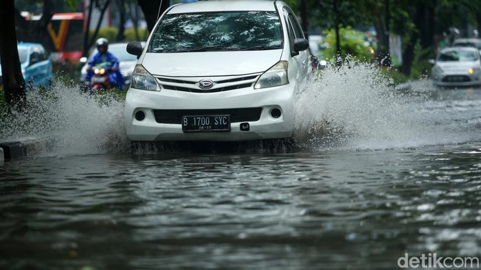 Pengendara nekat melawan air di jalan Sultan Iskandar Muda, Kebayoran Lama, Jakarta, Rabu (4/1/2023).