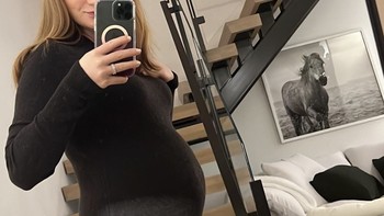 Selfie perutnya yang membesar dengan iPhone. Foto: Instagram