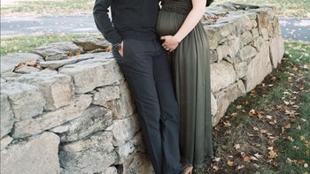 ewat Instagram, Jennifer memperlihatkan perutnya yang bertambah besar alias sedang hamil. Tidak disebutkan berapa usia kehamilannya dan kapan kira-kira sang bayi akan lahir. Tampak sang suami menemaninya, atlet berkuda keturunan Arab, Nayel Nassar. Foto: Instagram