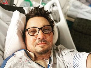 30 Tulang Jeremy Renner Patah Usai Kecelakaan
