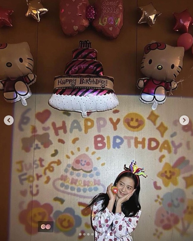 Bintang drama Korea Snowdrop itu mengisyaratkan rencana debut solonya yang diumumkan YG Entertainment sehari sebelum ulang tahunnya. Saat ini Jisoo sudah menjalani pemotretan untuk albumnya. Dia akan merilis album solonya itu dalam waktu dekat di tahun 2023. Foto: dok. Instagram @sooyaaa__