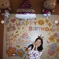 Bintang drama Korea Snowdrop itu mengisyaratkan rencana debut solonya yang diumumkan YG Entertainment sehari sebelum ulang tahunnya. Saat ini Jisoo sudah menjalani pemotretan untuk albumnya. Dia akan merilis album solonya itu dalam waktu dekat di tahun 2023. Foto: dok. Instagram @sooyaaa__