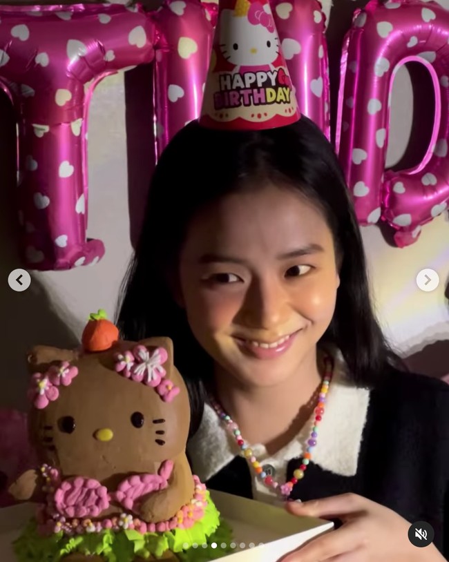 Visual grup BLACKPINK ini menuai pujian dengan kecantikan alaminya saat tampil tanpa makeup di Thailand. Jisoo juga baru merayakan ulang tahunnya ke-28 pada 3 Januari 2023. Foto: dok. Instagram @sooyaaa__