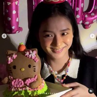 Visual grup BLACKPINK ini menuai pujian dengan kecantikan alaminya saat tampil tanpa makeup di Thailand. Jisoo juga baru merayakan ulang tahunnya ke-28 pada 3 Januari 2023. Foto: dok. Instagram @sooyaaa__