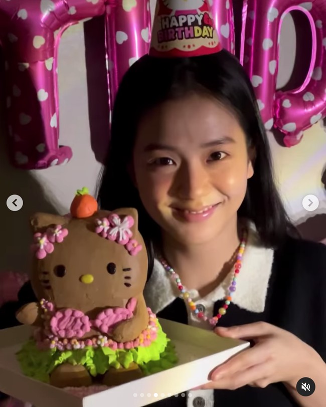 Lewat akun Instagram, Jisoo BLACKPINK membagikan foto-fotonya saat perayaan ulang tahun. Termasuk kue berbentuk Hello Kitty pemberian Jennie BLACKPINK. Foto: dok. Instagram @sooyaaa__