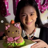 Lewat akun Instagram, Jisoo BLACKPINK membagikan foto-fotonya saat perayaan ulang tahun. Termasuk kue berbentuk Hello Kitty pemberian Jennie BLACKPINK. Foto: dok. Instagram @sooyaaa__