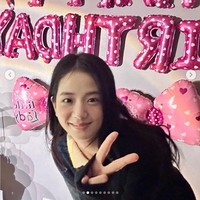 Jisoo BLACKPINK merayakan ulang tahun dengan dekorasi bertema Hello Kitty. Visual grup BLACKPINK itu genap berusia 28 tahun pada Selasa (3/1/2023). Foto: dok. Instagram @sooyaaa__