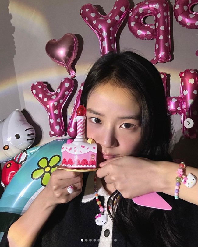 Dalam foto-fotonya, Jisoo BLACKPINK memakai atasan sweater berwarna hitam. Penampilannya dilengkapi dengan topi ulang tahun hingga aksesoris kalung warna-warni bergambar karakter Hello Kitty. Foto: dok. Instagram @sooyaaa__