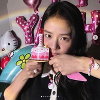 Dalam foto-fotonya, Jisoo BLACKPINK memakai atasan sweater berwarna hitam. Penampilannya dilengkapi dengan topi ulang tahun hingga aksesoris kalung warna-warni bergambar karakter Hello Kitty. Foto: dok. Instagram @sooyaaa__