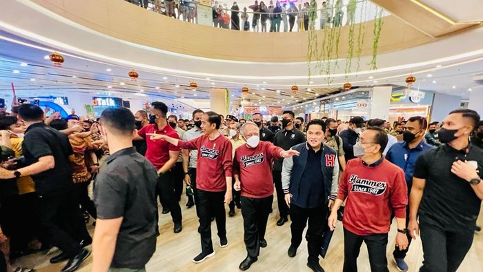 Jokowi Ngemal Bareng Para Menteri
