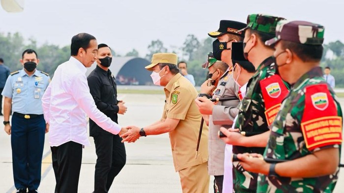 Jokowi saat tiba di Pekanbaru (Foto: Diskominfotik Riau)