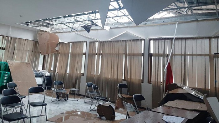 Kantor Kecamatan Panawangan Ciamis rusak diterjang angin kencang.