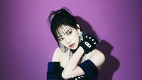 Sementara Karina tampil misterius dengan busana gelap. Foto: (dok. SM Entertainment)