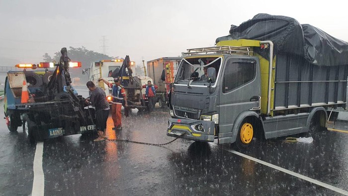 Proses evakuasi kendaraan yang terlibat kecelakaan oleh Polres Semarang.