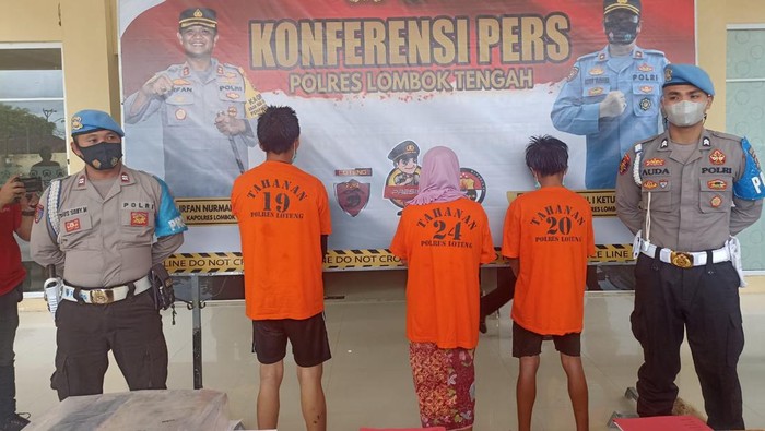 Ketiga pelaku pembunuhan FS (19) di Mapolres Lombok Tengah, NTB, Rabu (4/1/2023).