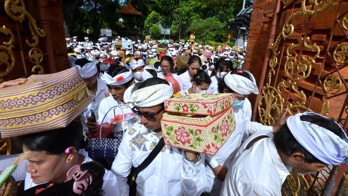 Khidmat Perayaan Galungan di Pura Jagatnatha Bali Pemuka agama Hindu memercikkan air suci saat persembahyangan Hari Raya Galungan di Pura Jagatnatha, Denpasar, Bali, Rabu (4/1/2023). Perayaan Hari Galungan merupakan hari kemenangan kebenaran (Dharma) atas kejahatan (Adharma) yang dirayakan setiap enam bulan sekali dengan persembahyangan di tiap-tiap pura yang ada di Bali. ANTARA FOTO/Fikri Yusuf/rwa.