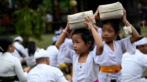 People take part in the Hindu festival of Galungan at a temple in Denpasar on Indonesias resort island of Bali on January 4, 2023. (Photo by SONNY TUMBELAKA / AFP) (Photo by SONNY TUMBELAKA/AFP via Getty Images)