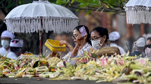 People take part in the Hindu festival of Galungan at a temple in Denpasar on Indonesias resort island of Bali on January 4, 2023. (Photo by SONNY TUMBELAKA / AFP) (Photo by SONNY TUMBELAKA/AFP via Getty Images)