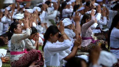 Pemuka agama Hindu memercikkan air suci saat persembahyangan Hari Raya Galungan di Pura Jagatnatha, Denpasar, Bali, Rabu (4/1/2023). Perayaan Hari Galungan merupakan hari kemenangan kebenaran (Dharma) atas kejahatan (Adharma) yang dirayakan setiap enam bulan sekali dengan persembahyangan di tiap-tiap pura yang ada di Bali. ANTARA FOTO/Fikri Yusuf/rwa.