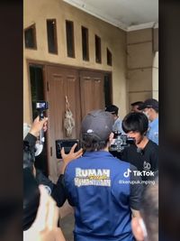 Ini Sosok Tiko, Pria Yang Viral Rawat Ibu ODGJ Di Rumah Mewah Tanpa Listrik