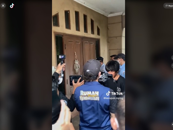 Kisah viral di media sosia, Tiko merawat ibunya bernama ibu Eny Kisah viral di media sosia, Tiko merawat ibunya bernama ibu Eny yang mengalami ODGJ dengan kondisi keuangan yang terbatas.