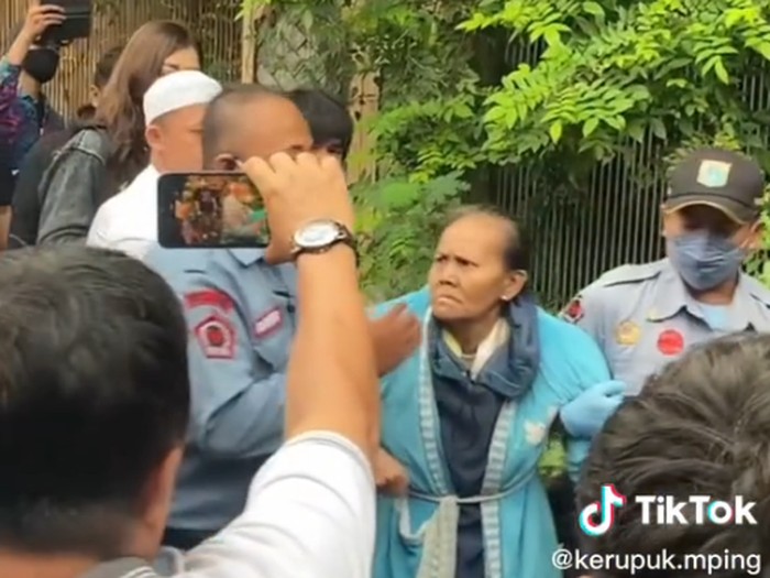 Kisah viral di media sosia, Tiko merawat ibunya bernama ibu Eny Kisah viral di media sosia, Tiko merawat ibunya bernama ibu Eny yang mengalami ODGJ dengan kondisi keuangan yang terbatas.