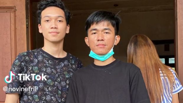 Kisah viral di media sosia, Tiko merawat ibunya bernama ibu Eny yang mengalami ODGJ dengan kondisi keuangan yang terbatas.
