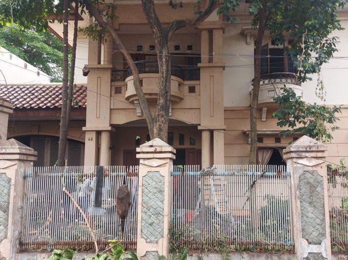 Kondisi terkini rumah mewah terbengkalai milik Ibu Eny di Cakung, Jakarta, Rabu (4/1/2023). ANTARA/Yogi Rachman