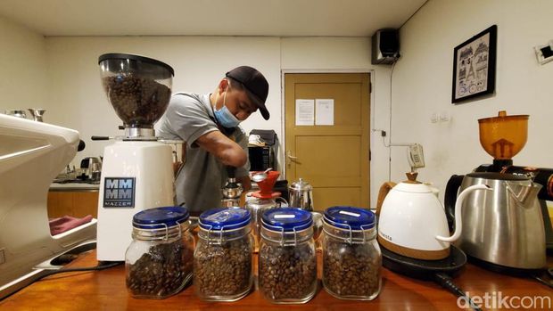 Eko Sugeng tengah meracik kopi pesananan pelanggan.