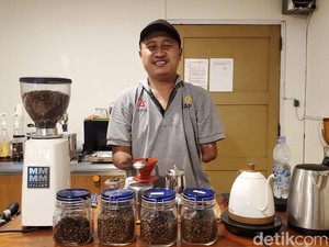 Slurpp! Ini Kopi Sumringah Racikan Barista Tanpa Tangan di Jogja