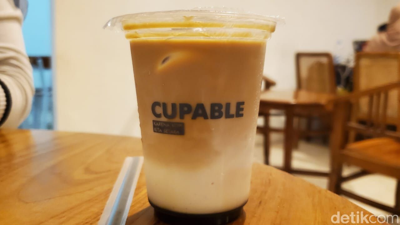 Segelas kopi sumringah.