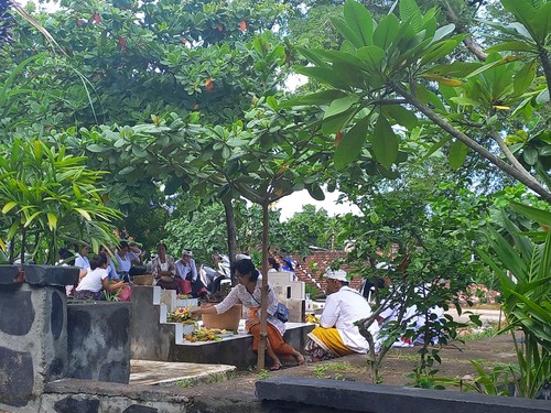 Krama di Desa Adat Buleleng melaksanakan tradisi munjung saat hari raya galungan, Rabu (4/1/2023). (Made Wijaya Kusuma)