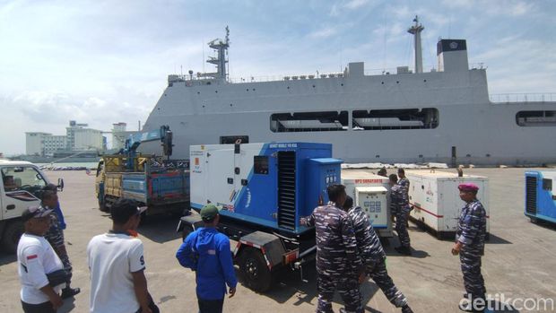 KRI Makassar siap kirim pasokan BBM dan genset untuk warga Karimunjawa. Foto diambil di Pelabuhan Tanjung Mas Semarang, Rabu (4/1/2023).